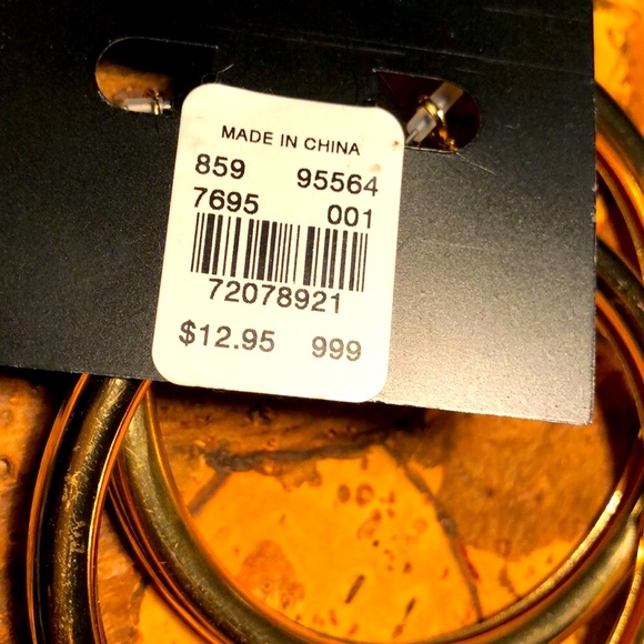 💛NEW YORK & CO Hoops - Picture 2 of 3